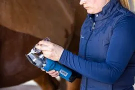 KERBL Schermaschine FarmClipper2 / Clipster AkkuSchermaschine / Pferdeschermaschine incl. Schermesser-Satz (Auswahl) und 1 oder 2 Akkus